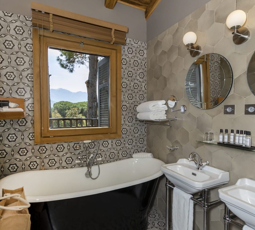 Photo - Cabane dans les arbres cabane dans les arbres corse salle de bain 2 scaled rgc15m22kf58k4ycmd7pgm6wgv0hshf9o4hgicszw8 cabane-dans-les-arbres-corse-salle-de-bain-2