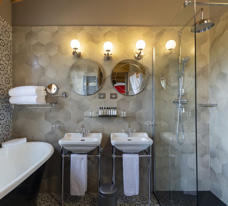 Photo - Cabane dans les arbres cabane dans les arbres corse salle de bain scaled cabane-dans-les-arbres-corse-salle-de-bain