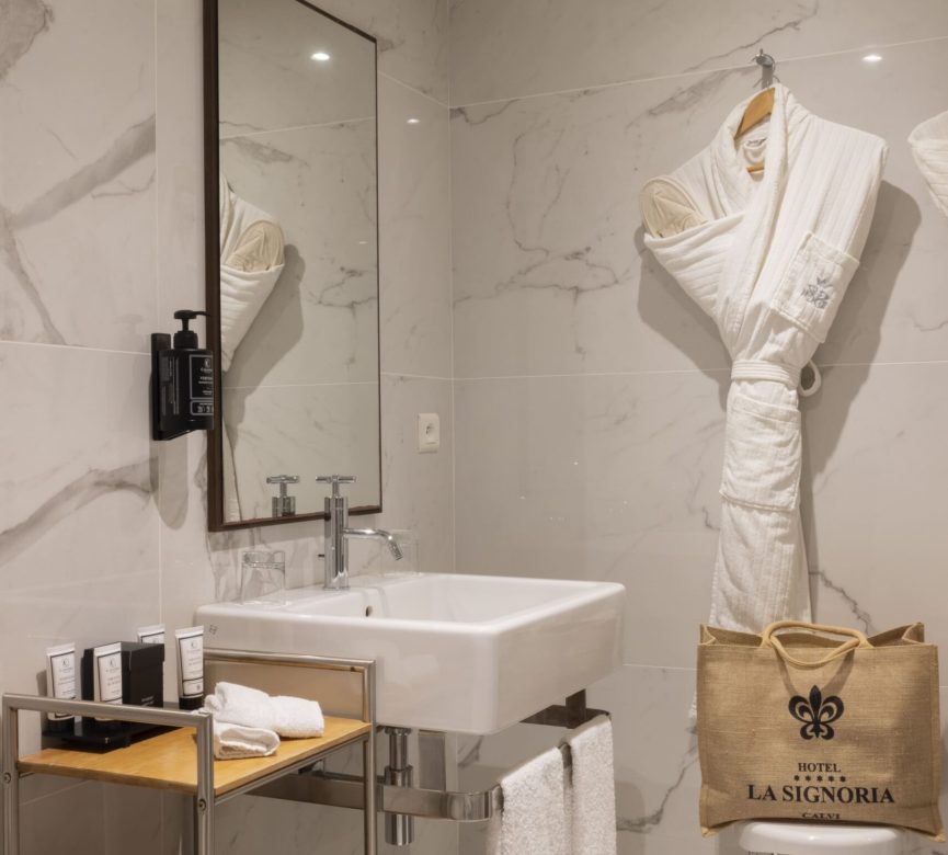 Photo - Suites hotel 5 etoiles corse suite familiale salle de bain 2 scaled hotel-5-etoiles-corse-suite-familiale-salle-de-bain-2