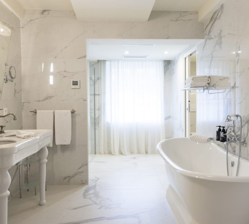 Photo - Suites salle de bain suite demeure hotel 5 etoiles corse scaled salle-de-bain-suite-demeure-hotel-5-etoiles-corse