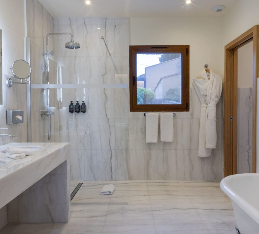 bathroom-family-villa-luxury-hotel-Corsica-1