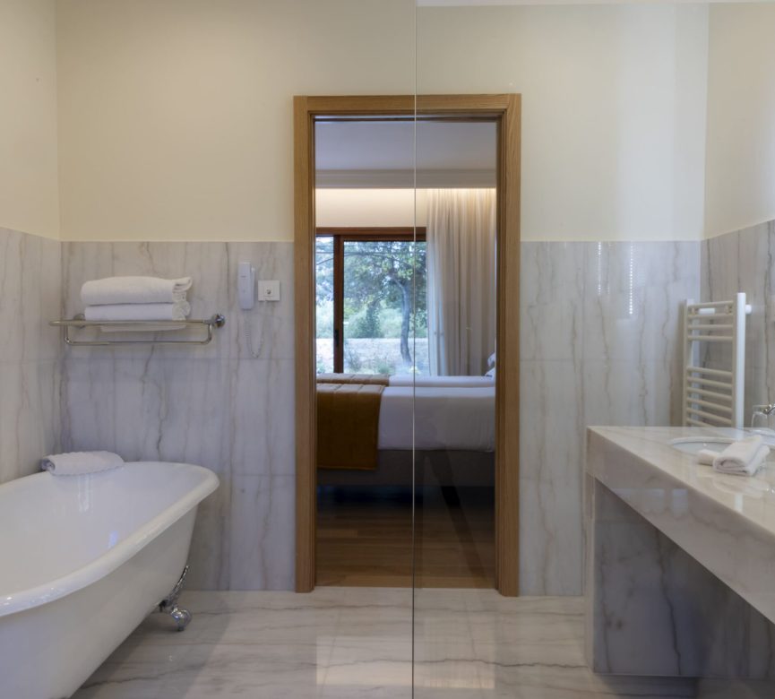 bathroom-family-villa-luxury-hotel-Corsica-2