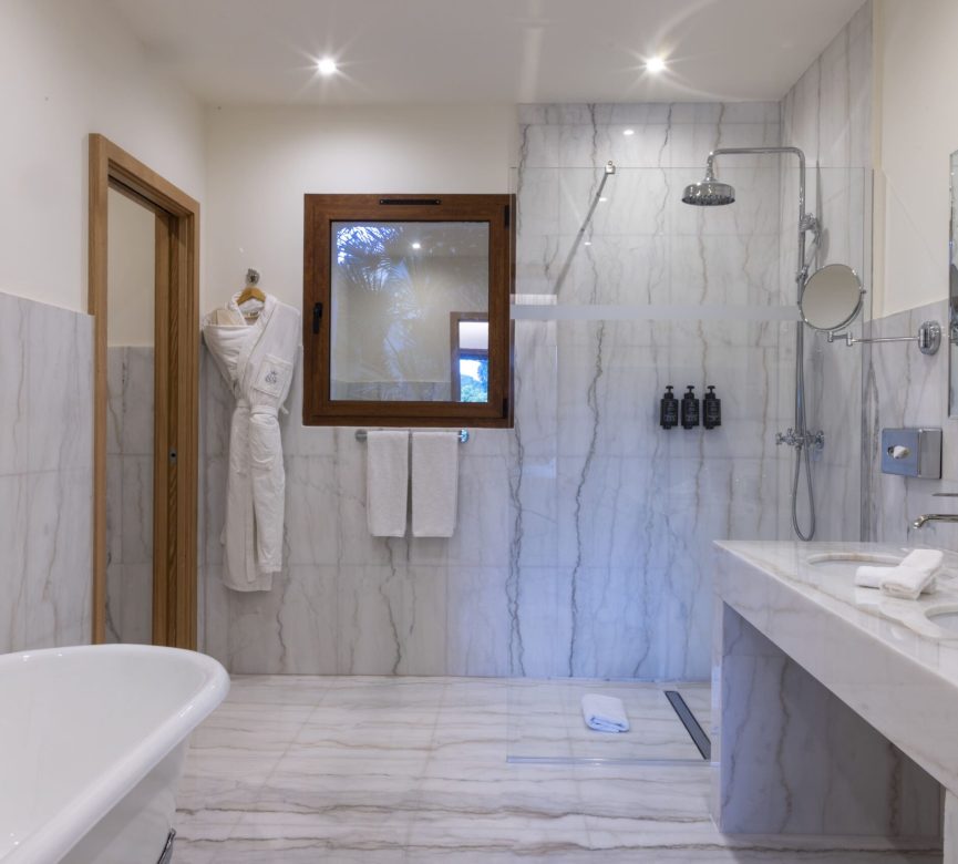 bathroom-family-villa-luxury-hotel-Corsica