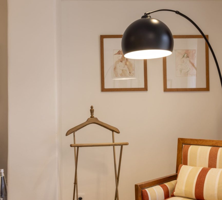 Photo - Suites salon suite demeure hotel 5 etoiles corse scaled salon-suite-demeure-hotel-5-etoiles-corse